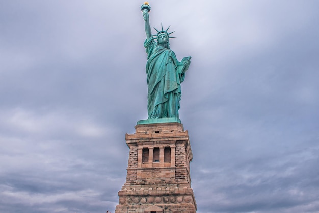 Die Freiheitsstatue vor einem bewölkten Himmel