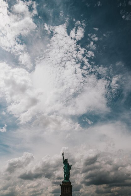 Foto die freiheitsstatue vor einem bewölkten himmel