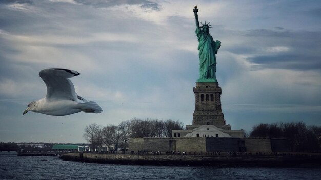 Die Freiheitsstatue vor einem bewölkten Himmel