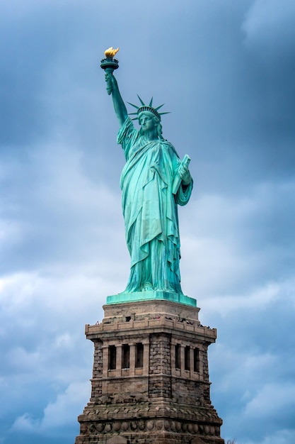 Foto die freiheitsstatue vor einem bewölkten himmel