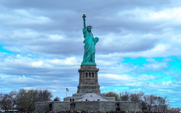 Die Freiheitsstatue vor einem bewölkten Himmel