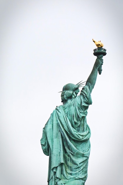 Die Freiheitsstatue vor klarem Himmel