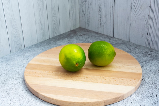 Die Frucht einer Limettenfrucht auf einer grauen Oberfläche. Detox-Diät