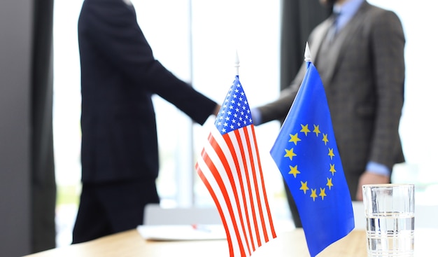 Die Führer der Europäischen Union und der USA geben sich bei einem Deal-Abkommen die Hand