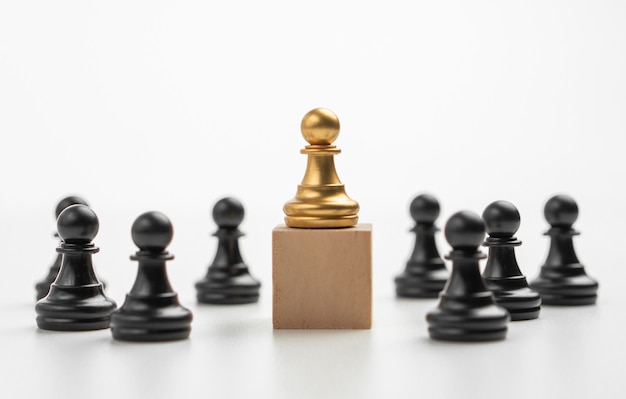 Die Führung des Goldenen Schachbauers, der auf dem Kasten steht, zeigt Einfluss und Ermächtigung