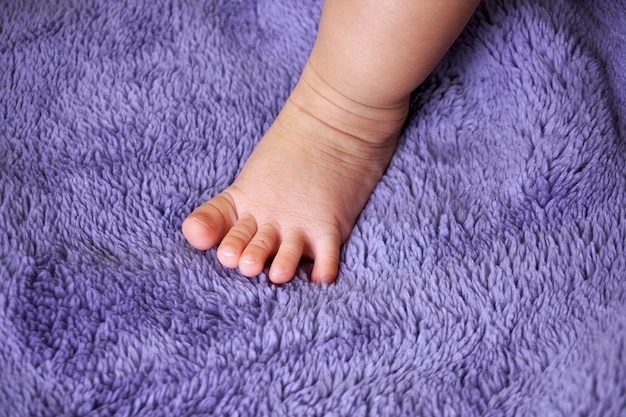 Die Füße des kleinen neugeborenen Babys