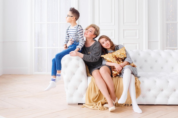Die ganze Länge der echten Familie sitzt auf dem Sofa