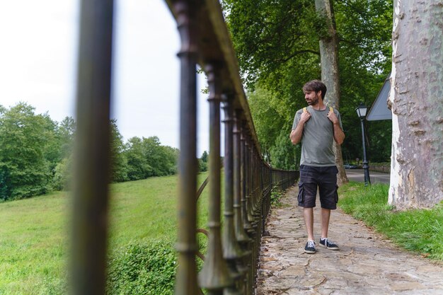 Foto die ganze länge einer frau, die auf dem feld steht