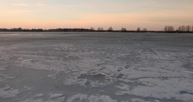 die gefrorene Oberfläche des Flusses in der Wintersaison