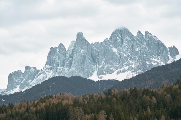Die geheimnisvolle Schönheit der Alpenlandschaft. Die stimmungsvollen Töne der schroffen Gipfel kontrastieren mit dem Grün des Tals. Die italienischen Alpen der Dolomiten
