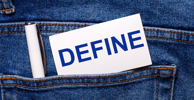 Die Gesäßtasche der Blue Jeans enthält einen weißen Stift und eine weiße Karte mit dem Text DEFINE