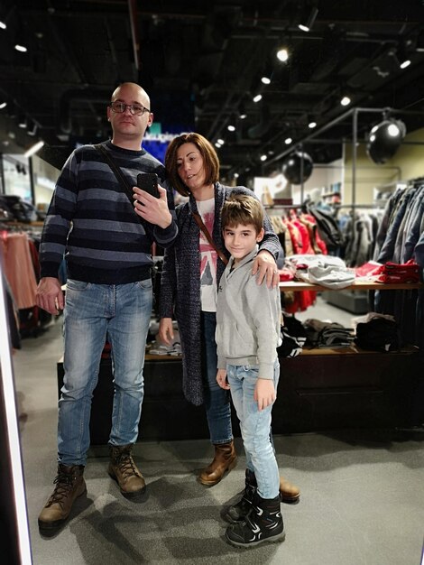 Foto die gesamte länge der familie steht im einkaufszentrum