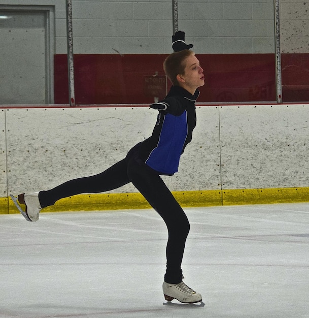 Foto die gesamte länge des eislaufs einer jungen frau