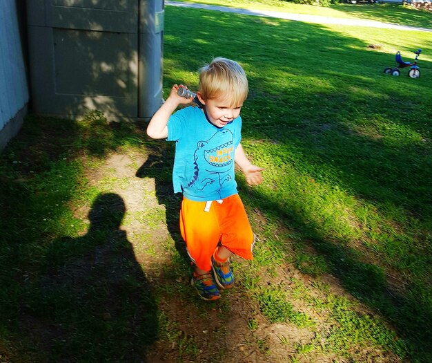 Foto die gesamte länge des glücklichen jungen im park