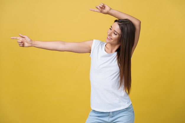 Die gesamte Länge einer jungen Frau vor gelbem Hintergrund