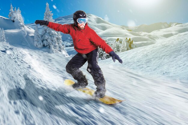 Die gesamte Länge einer Person, die auf einem schneebedeckten Berg Ski fährt