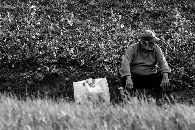 Foto die gesamte länge eines mannes, der auf dem feld steht