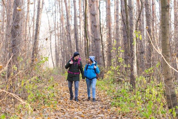 Die gesamte Länge eines Mannes, der im Wald steht