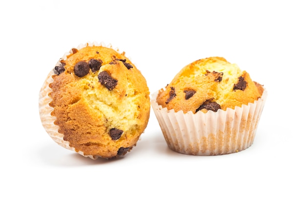 Die geschmackvollen Muffins mit der Schokolade getrennt auf weißem Hintergrund.