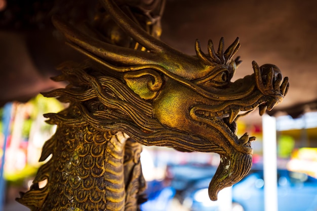 Die geschmiedete Figur einer geflügelten Drachenskulptur Bei der Anbetung der Tempelchinesen in Thailand.