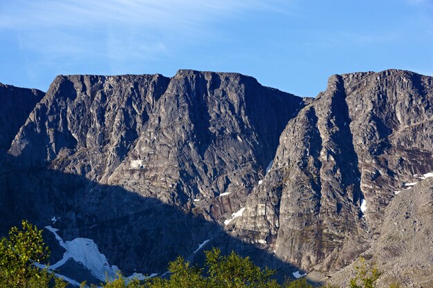 Die Gipfel der Berge, Khibiny und bewölkter Himmel. Kola-Halbinsel, Russland.