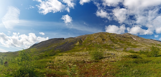 Die Gipfel der Berge, Khibiny und bewölkter Himmel. Kola-Halbinsel, Russland.