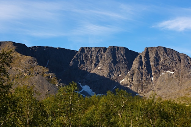 Die Gipfel der Berge, Khibiny und bewölkter Himmel. Kola-Halbinsel, Russland.