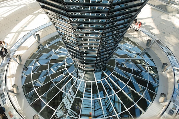 Foto die glaskuppel des reichstagsgebäudes