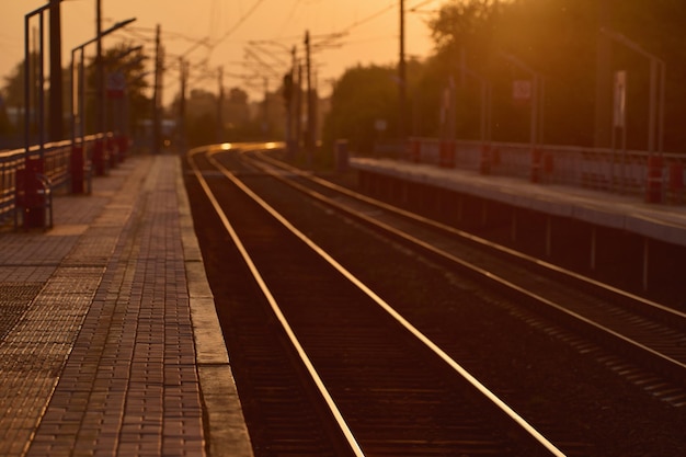 Die Gleise gehen in die Ferne Bahnhof bei Sonnenuntergang