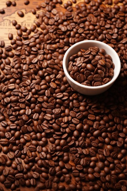 Die globale Kaffeemarkt-Schüssel mit Kaffeebohnen KI-generiert