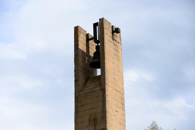 Die Glocken in Khatyn mit Himmelshintergrund Der Friedhof der verbrannten Dörfer