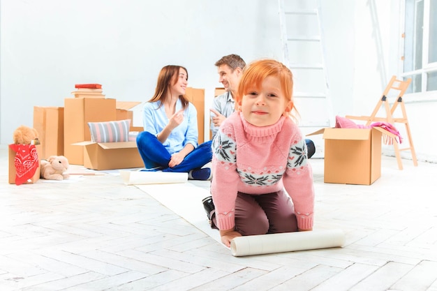 Die glückliche Familie bei Reparatur und Umzug