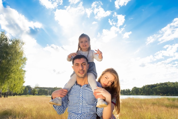 Die glückliche Familie inmitten des schönen Himmels