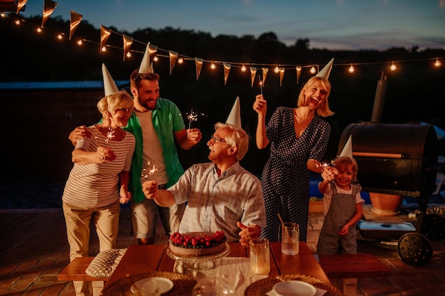 Foto die glückliche familie mit leuchtenden wunderkerzen