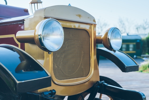 Die Glühbirne der Vorderseite eines alten Autos