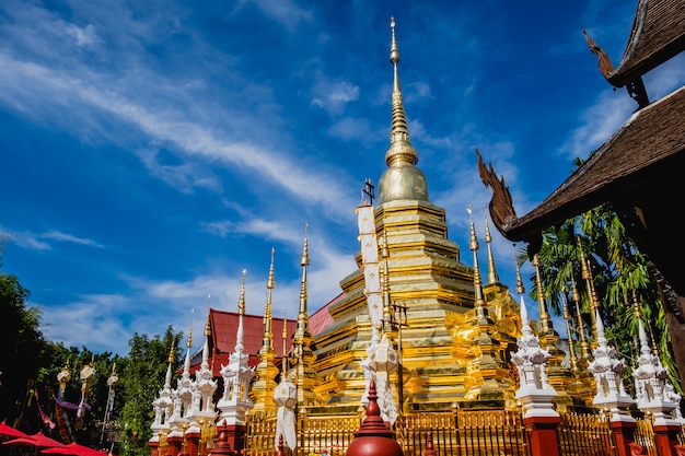 Foto die goldene pagode und der blaue himmel bei wat phantao