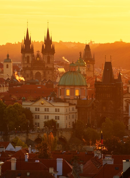 Die gotische Kirche Unserer Lieben Frau vor Tyn während des erstaunlichen Sonnenaufgangs Prag Tschechische Republik