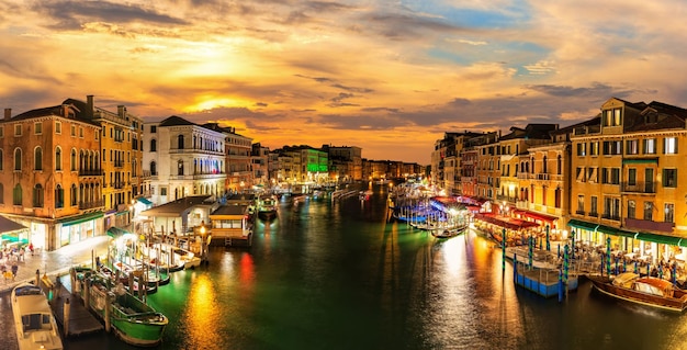 Die Grand Canal-Gebäude in der Dämmerung von der Rialto-Brücke, dem berühmten Wahrzeichen von Venedig, Italien