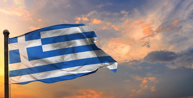 Die griechische wehende flagge und der himmelhintergrund.