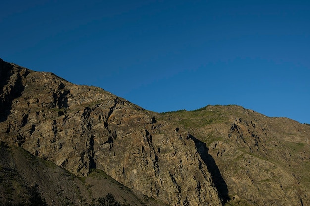 die Größe und Schönheit des Altai passiert und verschlingt die Schönheit, die in der Luft schwebt