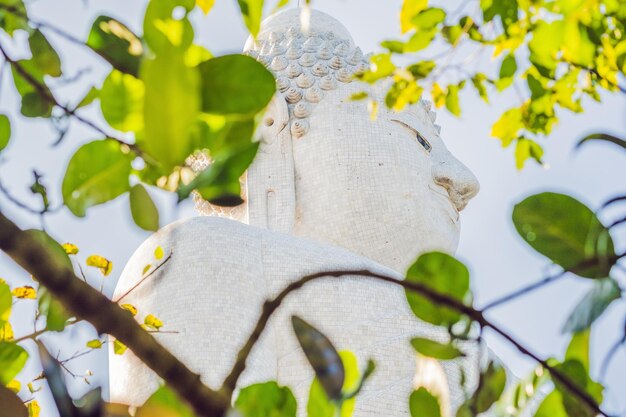 Die große Buddha-Statue wurde auf einem hohen Hügel von Phuket errichtet, die aus der Ferne zu sehen ist