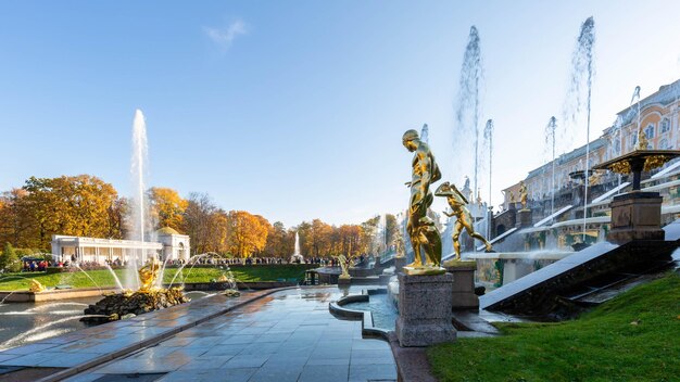 Foto die große kaskade in pertergo in st. petersburg ist das größte brunnenensemble russlands