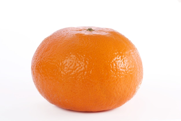 Die große Orange auf weißem Hintergrund.