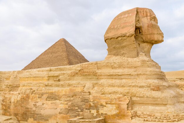 Die große Pyramide von Cheops und Sphinx in Gizeh-Plateau Kairo Ägypten