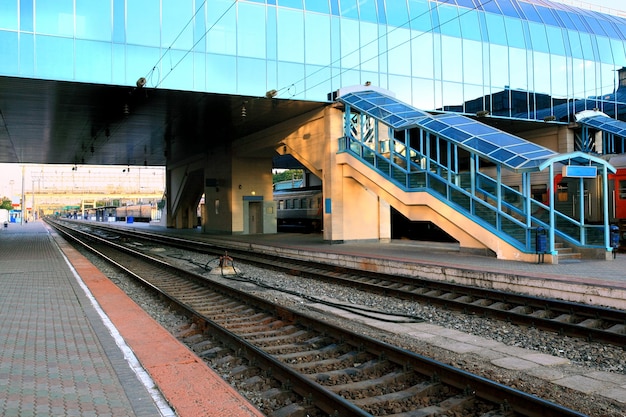 Die großen Bahnhöfe mit Zügen.