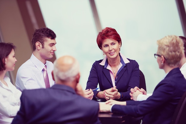 Foto die gruppe der startup-geschäftsleute trifft sich in einem modernen, hellen bürointerieur, senior-investoren und junge softwareentwickler