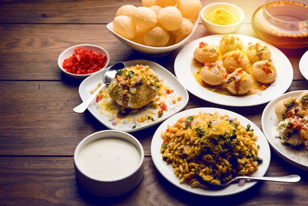 Foto die gruppe von bombay-chat-essen umfasst golgappa oder panipuri, bhel-puri, sev-poori, dahipuri, ragda-pattice, raj kachori usw. selektiver fokus