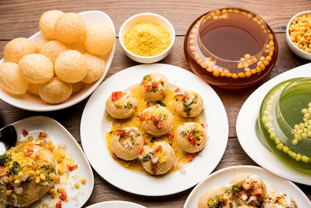 Die Gruppe von Bombay-Chat-Essen umfasst Golgappa oder Panipuri, Bhel-Puri, Sev-Poori, Dahipuri, Ragda-Pattice, Raj Kachori usw. Selektiver Fokus
