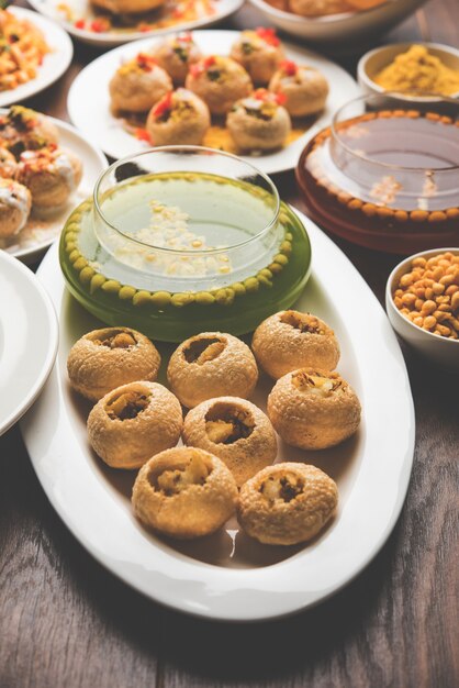 Foto die gruppe von bombay-chat-essen umfasst golgappa oder panipuri, bhel-puri, sev-poori, dahipuri, ragda-pattice, raj kachori usw. selektiver fokus