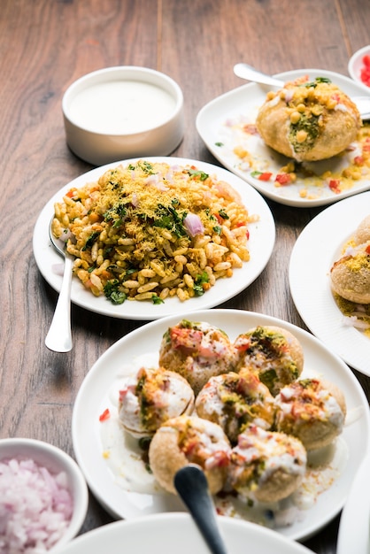 Die Gruppe von Bombay-Chat-Essen umfasst Golgappa oder Panipuri, Bhel-Puri, Sev-Poori, Dahipuri, Ragda-Pattice, Raj Kachori usw. Selektiver Fokus